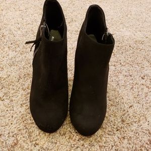 NWOT black madden girl ankle booties